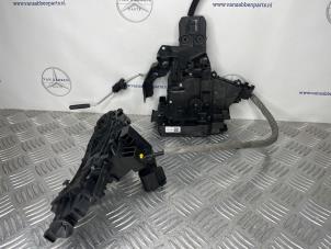 Gebruikte Deurslot Mechaniek 4Deurs rechts-achter Mercedes C (W205) C-200d 2.2 16V Prijs € 50,00 Margeregeling aangeboden door van Sabben Parts