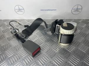 Gebruikte Veiligheidsgordel Insteek midden-achter Mercedes S (W221) 3.0 S-350 BlueTec 24V Prijs € 50,00 Margeregeling aangeboden door van Sabben Parts