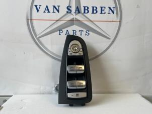 Gebruikte Elektrisch Raam Schakelaar Mercedes C (W205) C-200 2.0 CGI 16V Prijs € 75,00 Margeregeling aangeboden door van Sabben Parts