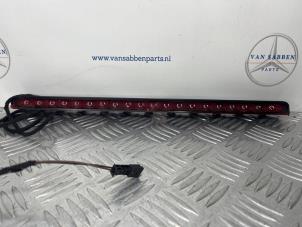 Gebruikte Extra Remlicht midden Mercedes S (W221) 3.0 S-320 CDI 24V Prijs € 50,00 Margeregeling aangeboden door van Sabben Parts