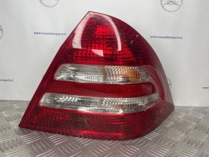 Begagnade Baklykta, höger Mercedes C (W203) 2.2 C-220 CDI 16V Pris € 50,00 Marginaltabell erbjuds av van Sabben Parts