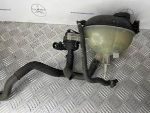 Gebruikte Koelwater Reservoir Mercedes C Estate (S204) 2.2 C-200 CDI 16V BlueEFFICIENCY Prijs € 20,00 Margeregeling aangeboden door van Sabben Parts