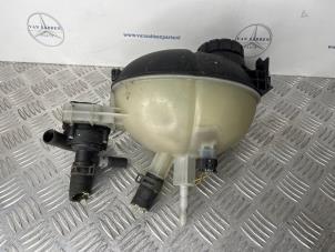 Gebruikte Koelwater Reservoir Mercedes C Estate (S204) 2.2 C-200 CDI 16V BlueEFFICIENCY Prijs € 20,00 Margeregeling aangeboden door van Sabben Parts