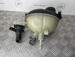 Gebruikte Koelwater Reservoir Mercedes C Estate (S204) 2.2 C-200 CDI 16V BlueEFFICIENCY Prijs € 20,00 Margeregeling aangeboden door van Sabben Parts