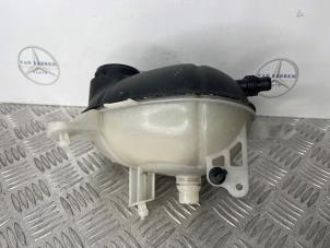 Gebruikte Koelwater Reservoir Mercedes E (W213) E-300 2.0 Turbo 16V 4-Matic Prijs € 20,00 Margeregeling aangeboden door van Sabben Parts