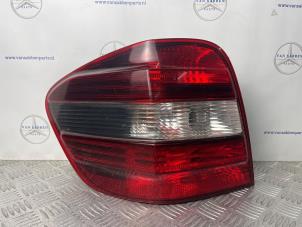 Begagnade Baklykta, vänster Mercedes ML II (164/4JG) 3.0 ML-320 CDI 4-Matic V6 24V Pris € 50,00 Marginaltabell erbjuds av van Sabben Parts