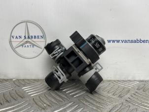 Gebruikte Watercirculatiepomp Mercedes A (177.0) 1.3 A-250 e Turbo 16V Prijs € 75,00 Margeregeling aangeboden door van Sabben Parts