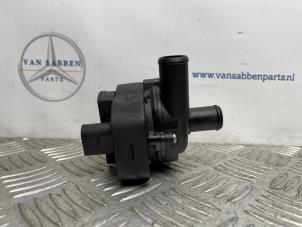 Używane Pompa wodna Mercedes Vito (447.6) 2.0 110 CDI 16V Cena € 24,20 Z VAT oferowane przez van Sabben Parts