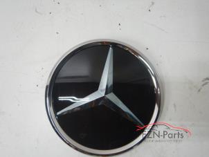 Begagnade Emblem Mercedes C (W205) Pris € 199,00 Inklusive moms erbjuds av FZN Parts