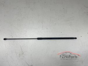 Begagnade Gasfjäder, motorhuv, vänster Mercedes CLA (118.3) 1.3 CLA-200 Turbo 16V Pris € 25,00 Inklusive moms erbjuds av FZN Parts