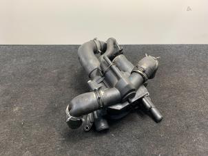 Gebruikte Thermostaathuis Landrover Range Rover Sport (LW) 2.0 16V P400e Prijs € 40,00 Inclusief btw aangeboden door Van Kronenburg Engines