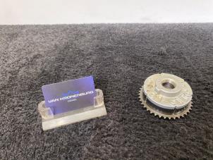 Gebruikte Nokkenas Verstelling BMW 1 serie (E88) 118i 16V Prijs € 45,00 Inclusief btw aangeboden door Van Kronenburg Engines