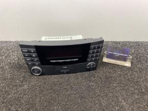 Gebruikte Radio Mercedes E (W212) Prijs € 75,00 Inclusief btw aangeboden door Van Kronenburg Engines