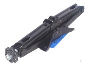 Gebruikte Krik Opel Vivaro Prijs € 40,00 Inclusief btw aangeboden door Autorecycling Kempers