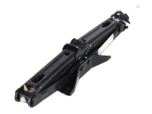 Gebruikte Krik Opel Vivaro Prijs € 40,00 Inclusief btw aangeboden door Autorecycling Kempers