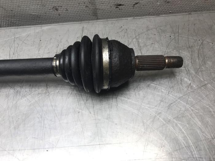 Aandrijfas rechts-voor van een Ford Focus 1 Wagon 1.8 TDdi 2005