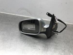 Begagnade Skärmspegel, vänster Volkswagen Polo III (6N2) 1.4 16V 75 Pris på förfrågan erbjuds av Autosloperij Alexander