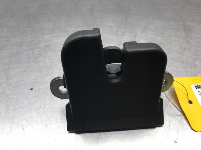 Achterklep Slotmechaniek van een Volkswagen Polo V (6R) 1.4 TDI DPF BlueMotion technology 2015