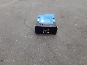 Begagnade USB-modul BMW 1 serie (F40) 116d 1.5 12V TwinPower Pris € 24,20 Inklusive moms erbjuds av Autohandel Didier