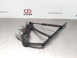 Begagnade Gångjärn, motorhuv Landrover Range Rover Velar (LY) 2.0 D180 AWD Pris € 30,25 Inklusive moms erbjuds av Autohandel Didier