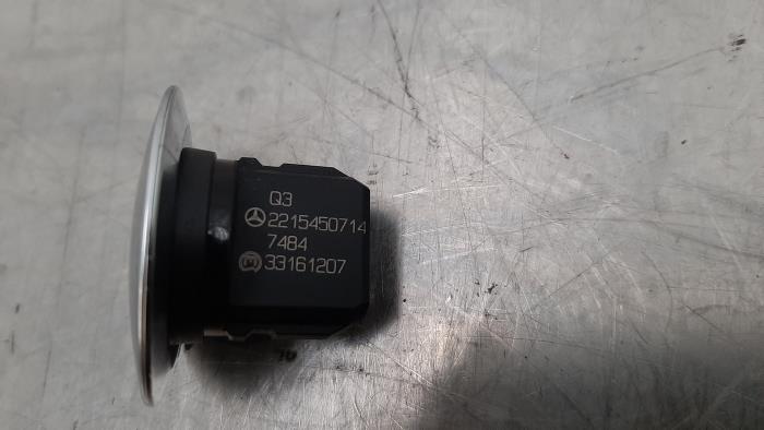 Start/stopp-brytare från en Mercedes-Benz C Estate (S205) C-200d 2.2 16V 2018