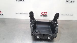 Begagnade Förvaringsfack Peugeot 2008 (UD/UK/UR/US/UX) 1.2 VTi 12V PureTech 130 Pris € 66,55 Inklusive moms erbjuds av Autohandel Didier