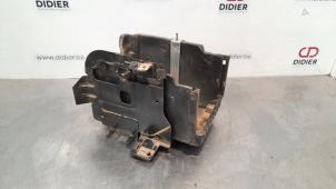 Begagnade Batterilåda Ford Fiesta 6 (JA8) 1.0 EcoBoost 12V 100 Pris € 30,25 Inklusive moms erbjuds av Autohandel Didier