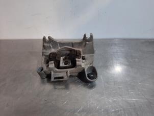 Używane Wspornik skrzyni biegów Renault Megane III Grandtour (KZ) 1.9 dCi Cena € 24,20 Z VAT oferowane przez Autohandel Didier