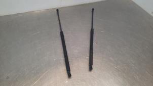 Używane Zestaw amortyzatorów gazowych tylnej klapy Peugeot 3008 II (M4/MC/MJ/MR) 2.0 BlueHDi 150 16V Cena € 30,25 Z VAT oferowane przez Autohandel Didier