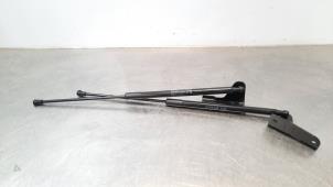 Używane Zestaw amortyzatorów gazowych tylnej klapy Peugeot 3008 II (M4/MC/MJ/MR) 1.6 16V PureTech 180 Cena € 30,25 Z VAT oferowane przez Autohandel Didier