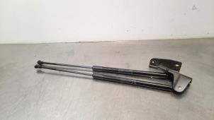 Używane Zestaw amortyzatorów gazowych tylnej klapy Peugeot 3008 II (M4/MC/MJ/MR) 1.5 BlueHDi 130 Cena € 30,25 Z VAT oferowane przez Autohandel Didier