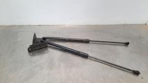 Używane Zestaw amortyzatorów gazowych tylnej klapy Peugeot 3008 II (M4/MC/MJ/MR) 1.6 16V HYbrid 225 Cena € 30,25 Z VAT oferowane przez Autohandel Didier