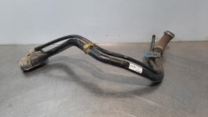 Używane Rurka do napelniania zbiornika paliwa Opel Astra K 1.6 CDTI 16V Cena € 66,55 Z VAT oferowane przez Autohandel Didier