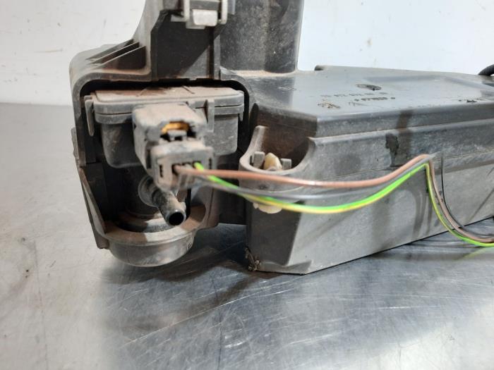 AdBlue-tank från en Peugeot 2008 (CU) 1.6 e-HDi FAP 2015