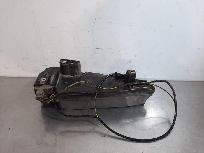 AdBlue-tank från en Peugeot 2008 (CU) 1.6 e-HDi FAP 2015