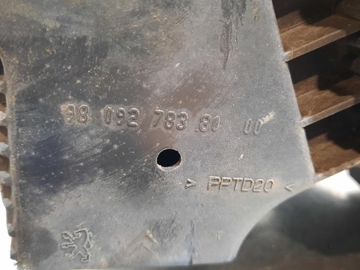 AdBlue-tank från en Peugeot 2008 (CU) 1.6 e-HDi FAP 2015