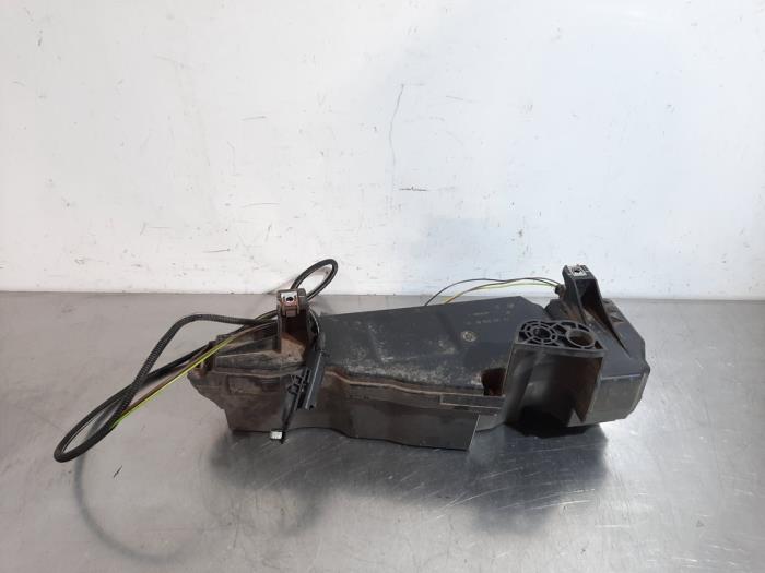 AdBlue-tank från en Peugeot 2008 (CU) 1.6 e-HDi FAP 2015