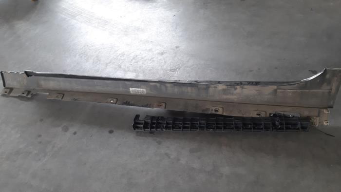 Dörrtröskel, höger från en BMW 6 serie Gran Coupe (F06) 640d 24V 2015