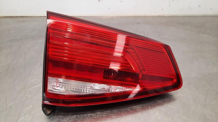 Achterlicht links van een Volkswagen Passat Variant (3G5) 2.0 TDI 16V 190 4Motion 2017