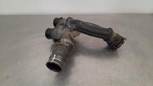 Używane Rura chlodnicy miedzystopniowej Citroen Jumpy 1.6 Blue HDi 115 Cena € 30,25 Z VAT oferowane przez Autohandel Didier