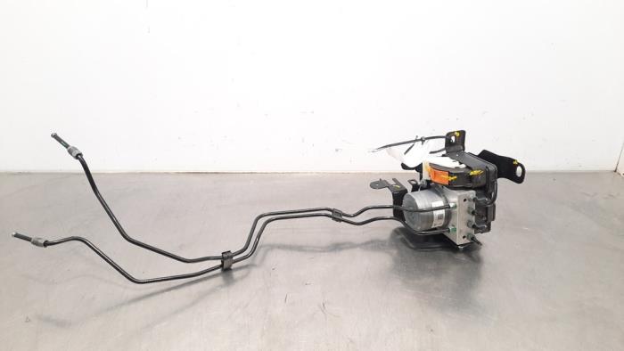 ABS-pump från en Peugeot 5008 II (M4/MC/MJ/MR) 1.2 12V e-THP PureTech 130 2022