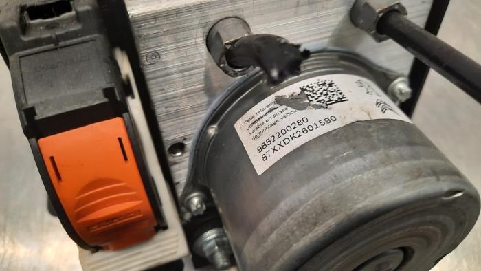 ABS-pump från en Opel Grandland (X) 1.2 Turbo 12V 2023