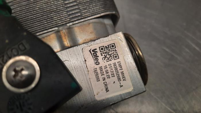 Airco Condensor van een Peugeot 5008 II (M4/MC/MJ/MR) 1.2 12V e-THP PureTech 130 2022