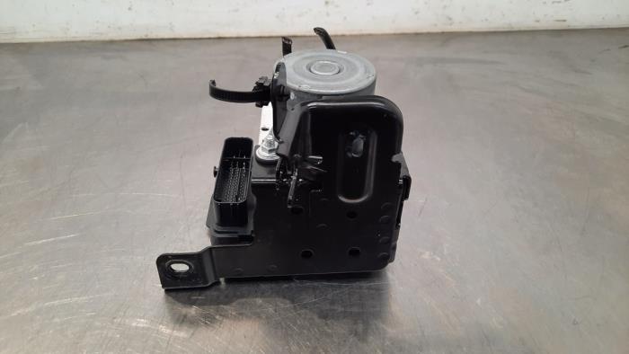 ABS-pump från en Peugeot 3008 II (M4/MC/MJ/MR) 1.2 12V e-THP PureTech 130 2022