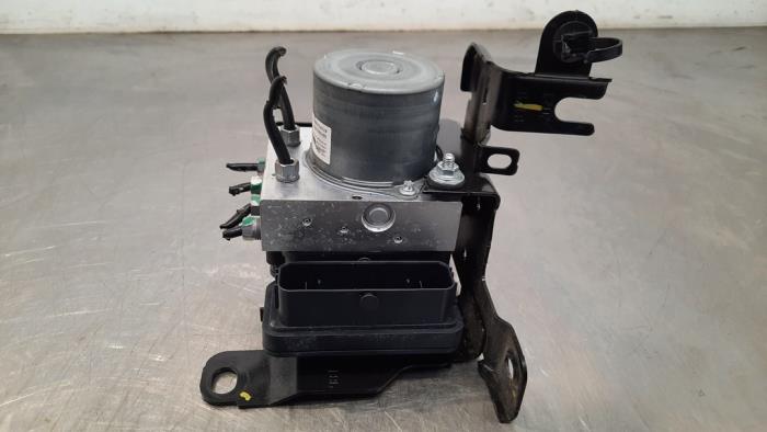 ABS-pump från en Peugeot 3008 II (M4/MC/MJ/MR) 1.2 12V e-THP PureTech 130 2022