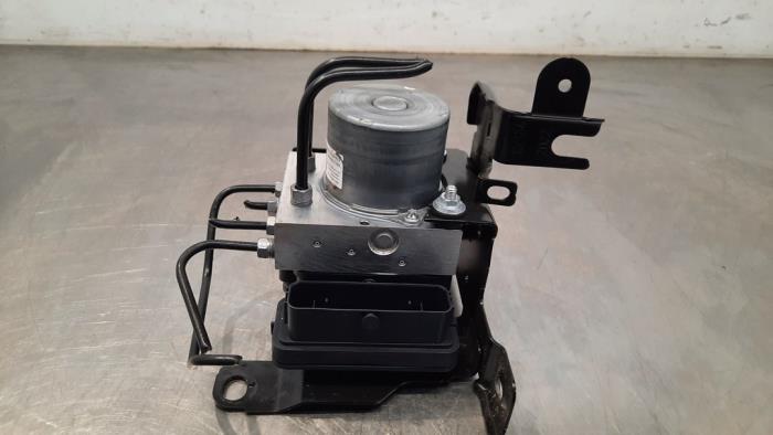 ABS-pump från en Peugeot 5008 II (M4/MC/MJ/MR) 1.2 12V e-THP PureTech 130 2022