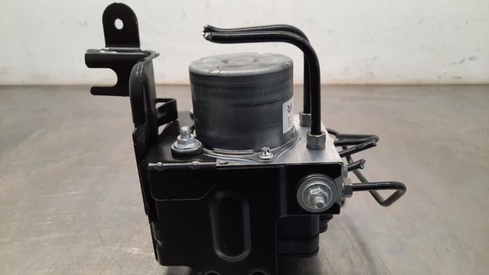 ABS-pump från en Peugeot 5008 II (M4/MC/MJ/MR) 1.2 12V e-THP PureTech 130 2022