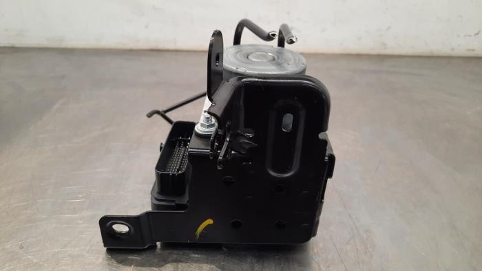 ABS-pump från en Peugeot 5008 II (M4/MC/MJ/MR) 1.2 12V e-THP PureTech 130 2022