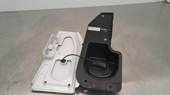 Tanklucka från en Mercedes-Benz Sprinter 3,5t (907.6/910.6) 315 CDI 2.0 D RWD 2023