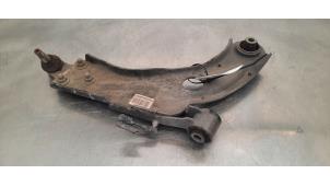 Używane Wahacz zawieszenia prawy przód Peugeot 5008 II (M4/MC/MJ/MR) 1.2 12V Hybrid Cena € 66,55 Z VAT oferowane przez Autohandel Didier